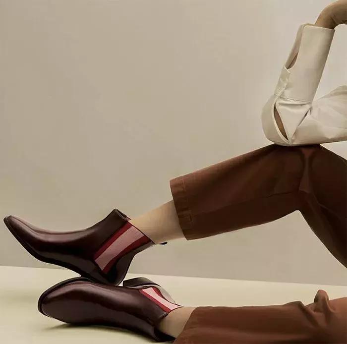 适合冬天小女生穿的黑色马丁靴,适合年轻小姐姐穿的衣服