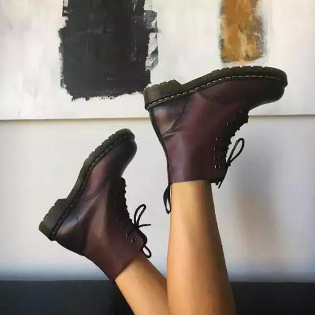 适合冬天小女生穿的黑色马丁靴,适合年轻小姐姐穿的衣服