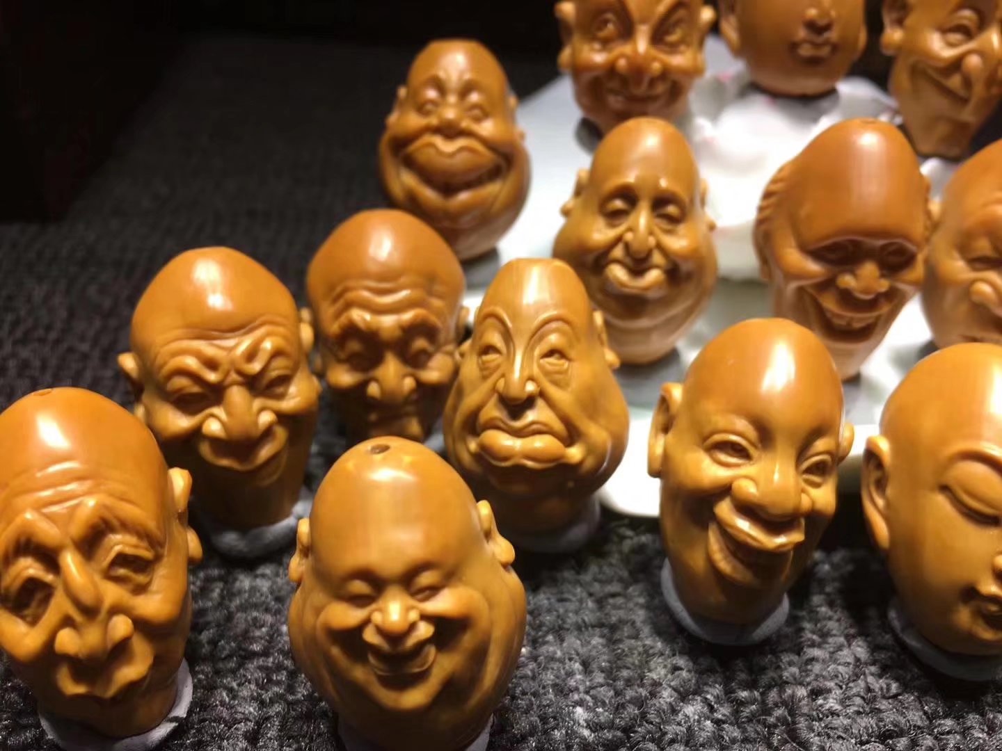 橄榄核雕中雅玩，憨豆，格格巫，泰森，爱因斯坦