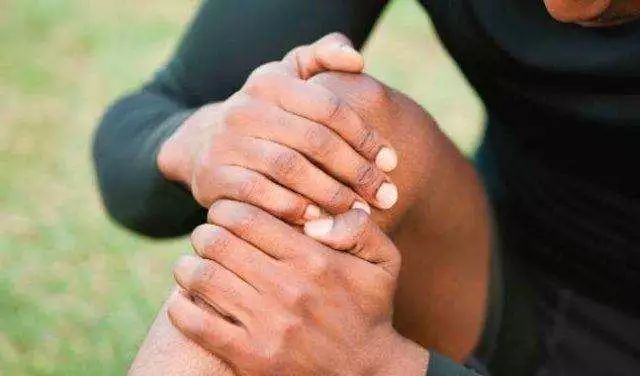 爱踢球的人需要几双足球鞋 (喜欢踢球的人需要一双好的球鞋)