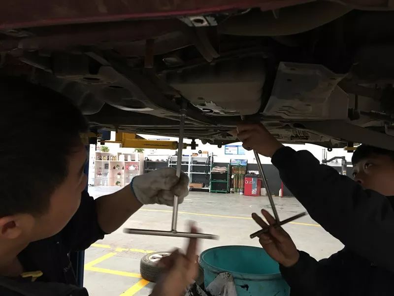 老迈腾和新迈腾综合测评,7年车大保养都需要做什么