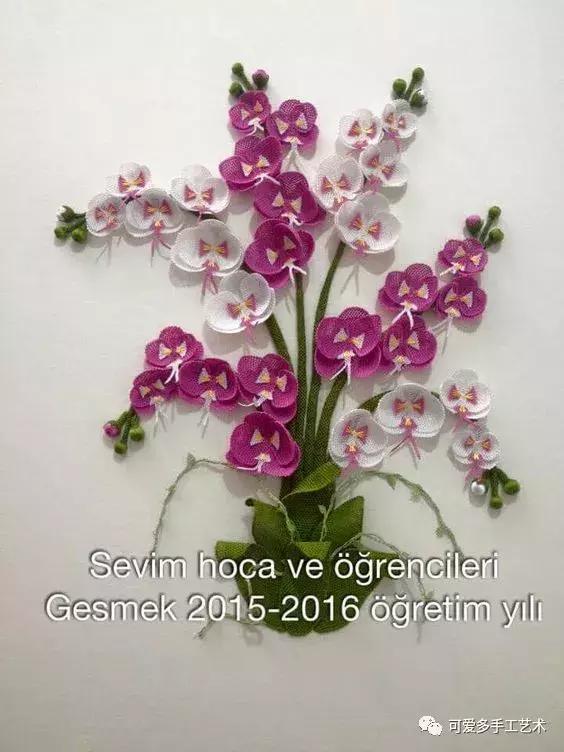 只是用针穿上了线不断绕圈打结，做出来的仿真花竟然比钩的还好看