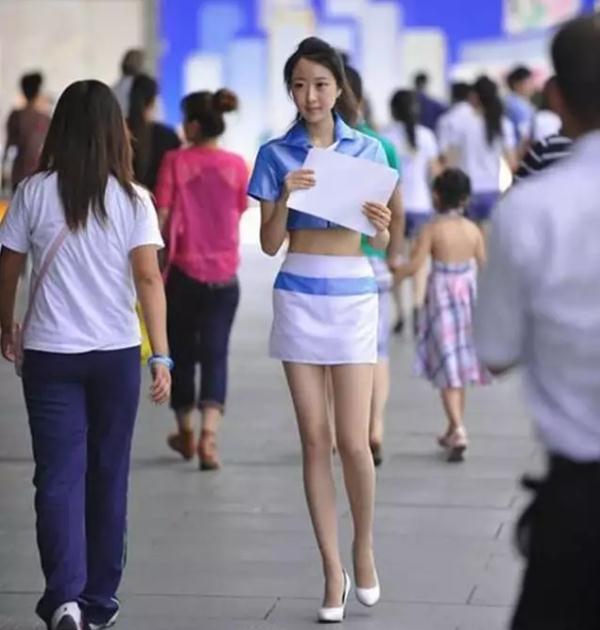 就这么直接插进去，不疼才怪呢，咋就那么猴急呢