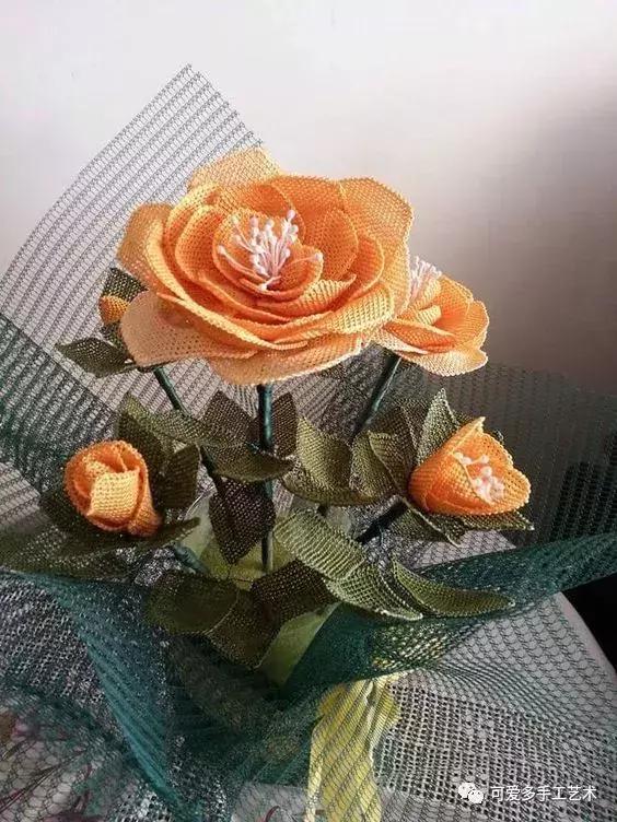 只是用针穿上了线不断绕圈打结，做出来的仿真花竟然比钩的还好看