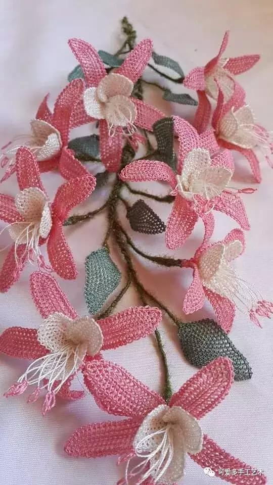 只是用针穿上了线不断绕圈打结，做出来的仿真花竟然比钩的还好看