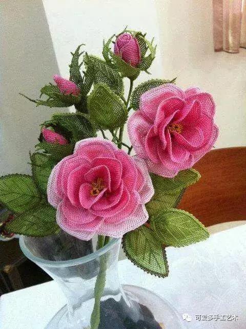 只是用针穿上了线不断绕圈打结，做出来的仿真花竟然比钩的还好看