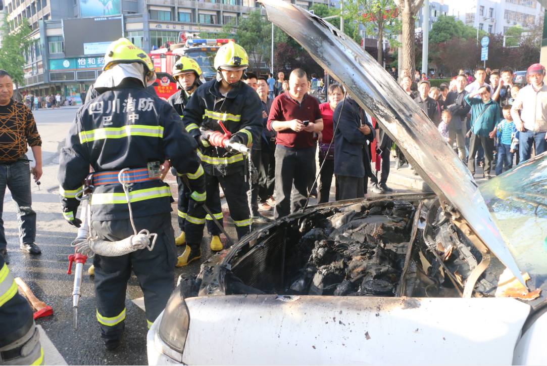 巴城面包车自燃,襄阳汽车自燃没有灭火器