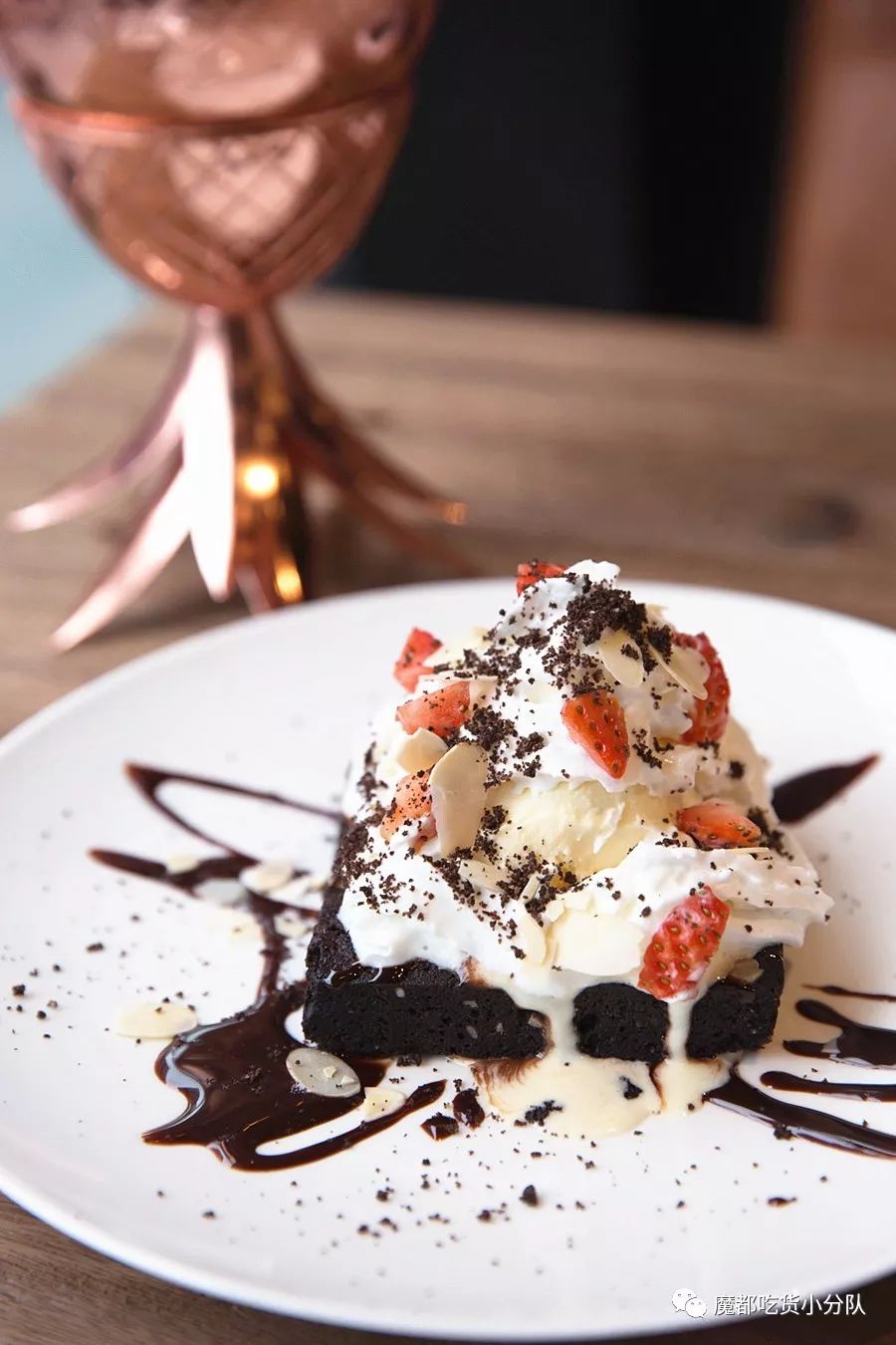 端不动的鱼缸鸡尾酒，边嚼边喝