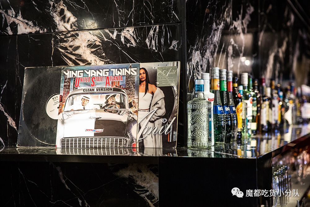 端不动的鱼缸鸡尾酒，边嚼边喝