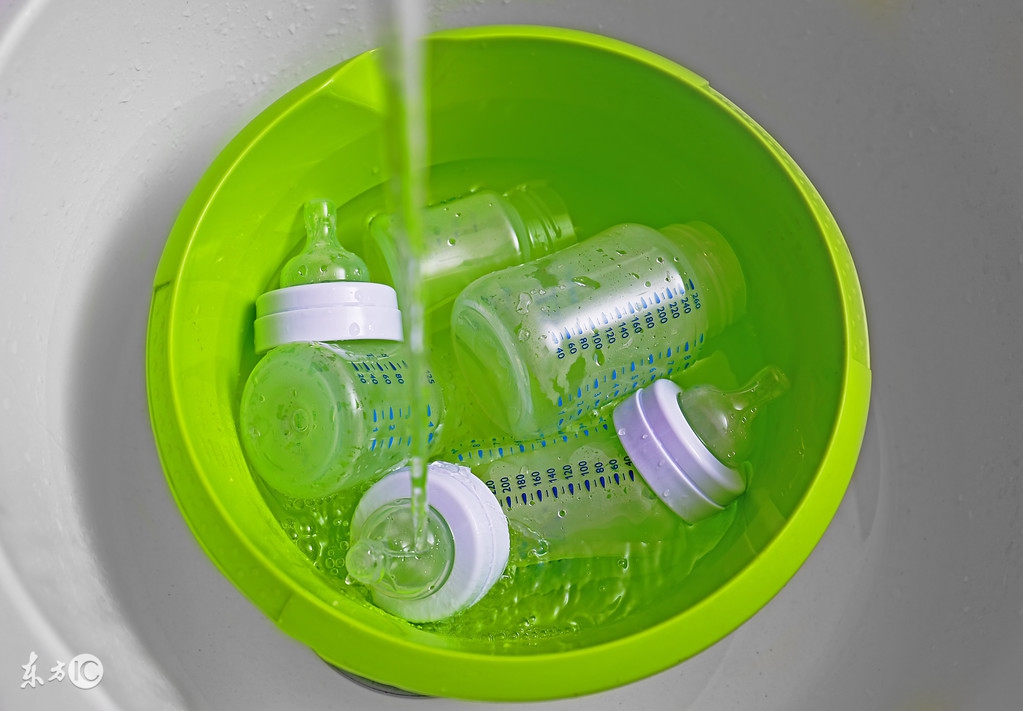 正确冲泡奶粉避免产生过多气泡,正确冲泡奶粉和喂奶粉动作