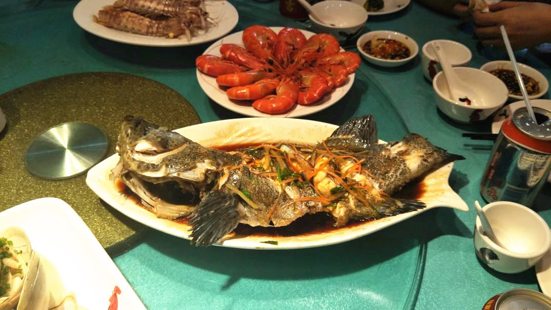 三亚清水湾海滩美食攻略,海南清水湾疍家新村鱼排午餐