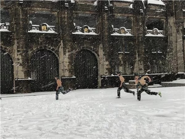 “鹰爸”雪地裸训幼儿，如何看待“鹰试教育”和“鸡仔教育”？