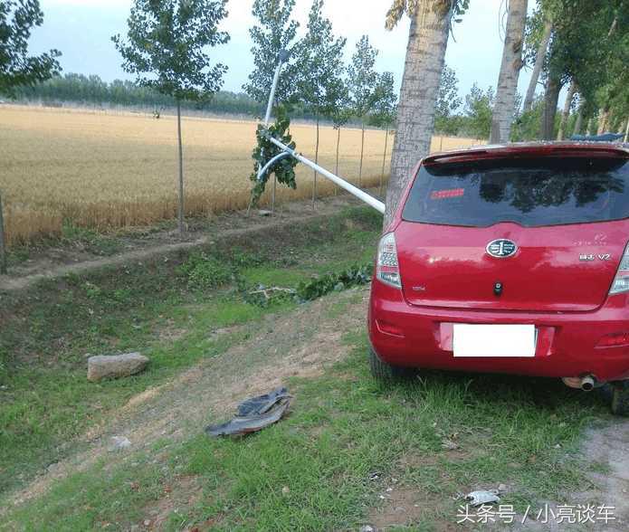 女司机驾车撞路边栏杆,女司机骑电动车撞路边