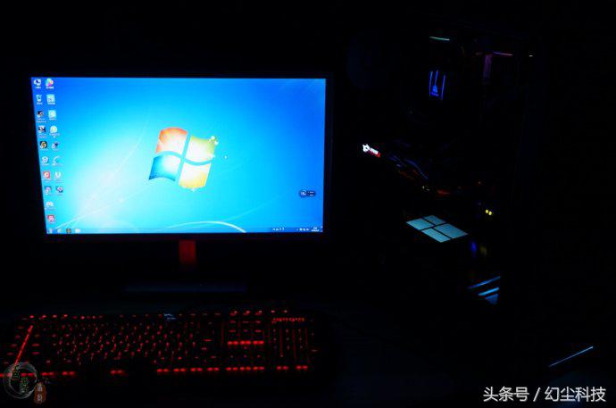 个性的机箱是越来越多了，这款机箱竟然加入了DIY画板功能