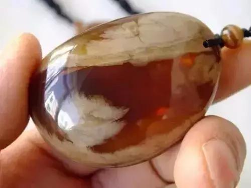 蜜蜡鸡油黄的好还是骨瓷白的好,琥珀蜜蜡鸡油黄好还是带红皮的好