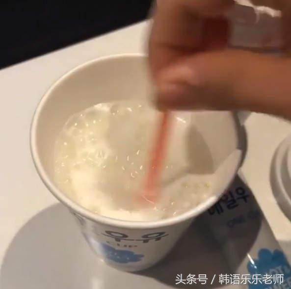 韩国新打卡商品《贩卖机开卖用奶粉泡的牛奶》喝一口妈妈的味道