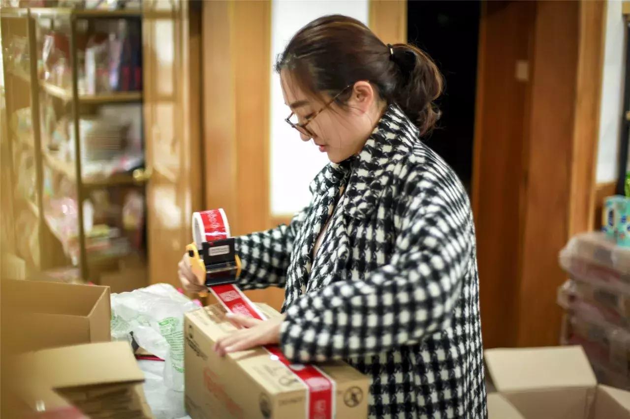 郑州耿直大妞美国开店,包下机舱,签了48个世界知名母婴品牌代理