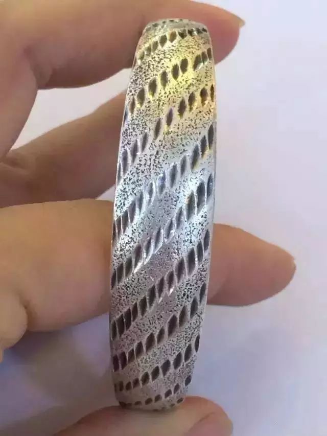 银手镯以前戴很亮最近手镯变黑了,戴银手镯手镯变黑是怎么回事