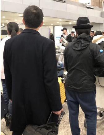 张翰现身机场被曝光,张翰机场被怼视频