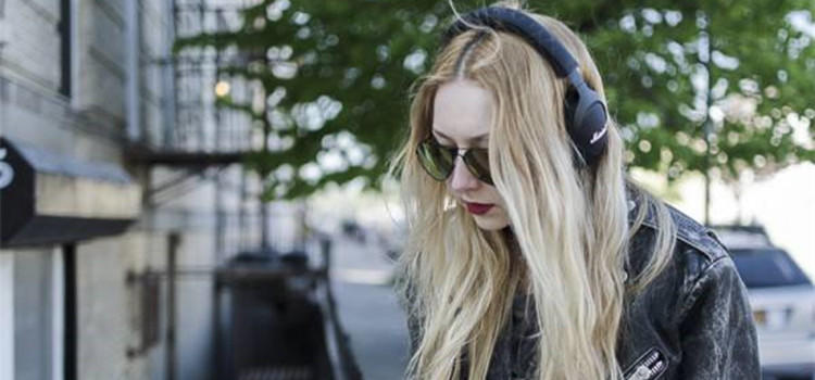 想要时尚跟着潮流走,潮流穿搭戴有线耳机