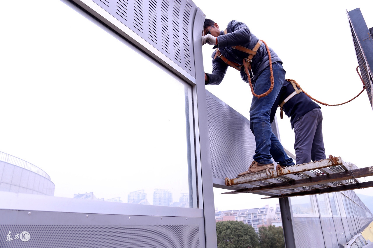 为什么刚按好的透明声屏障就碎了好多？