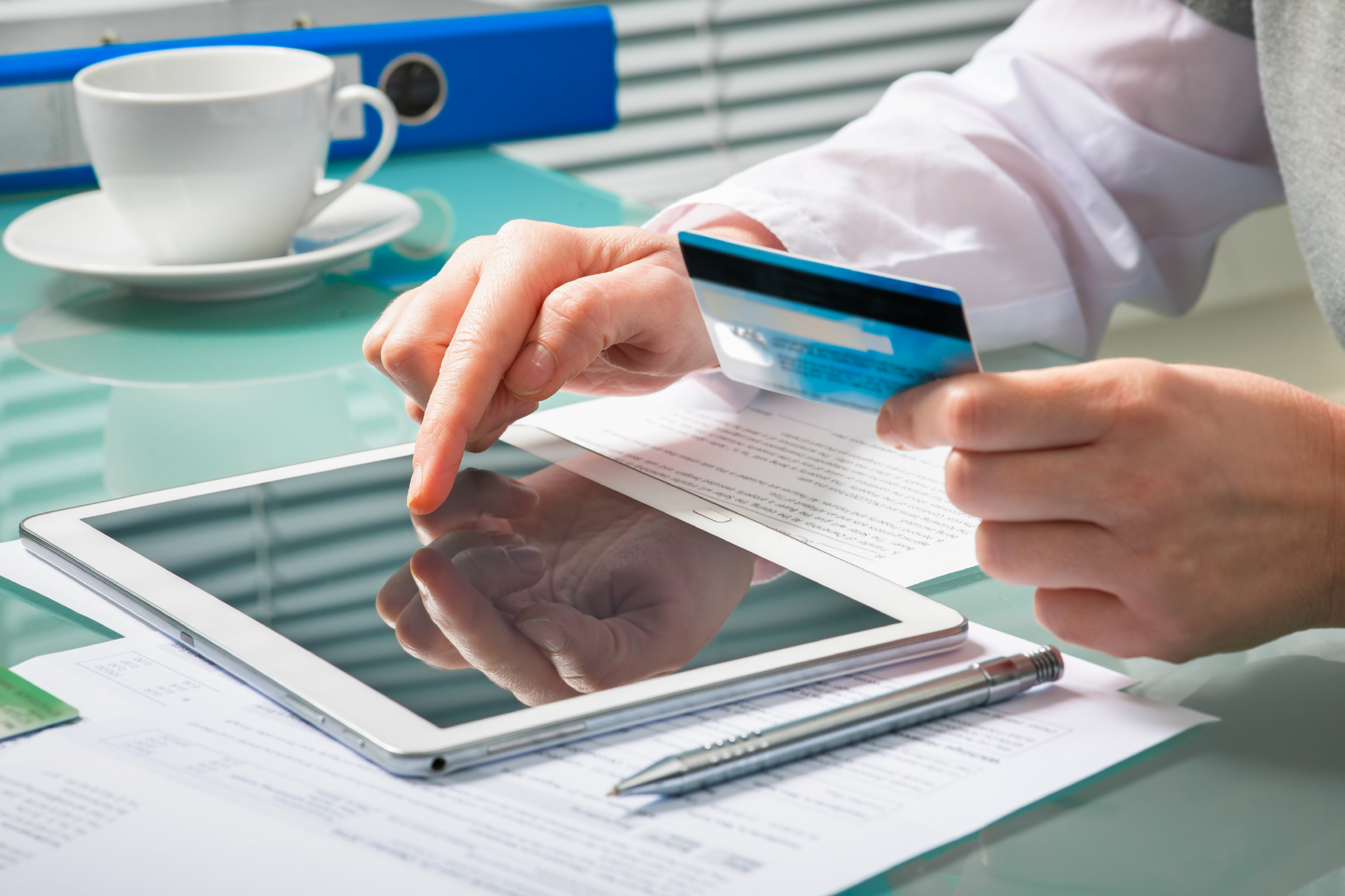 招行经典白开卡免年费吗,招行经典白金卡下卡条件