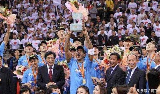 马布里拥抱首钢,马布里重返五棵松亲吻