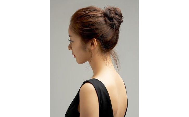 丸子头怎么扎好看又蓬松中长发,杨幂花瓣丸子头的简单扎法蓬松