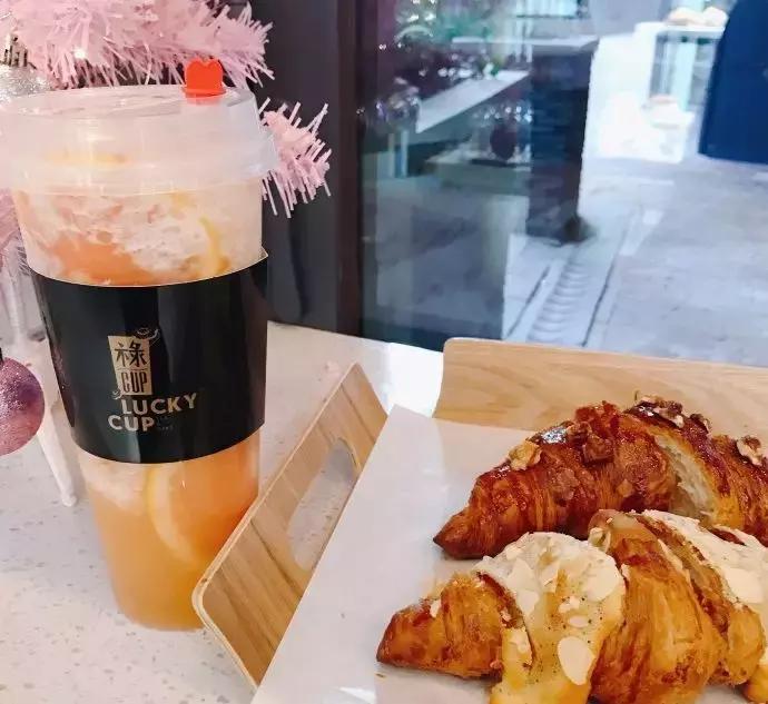 广州奶茶店被挤爆,奶茶店被挤爆