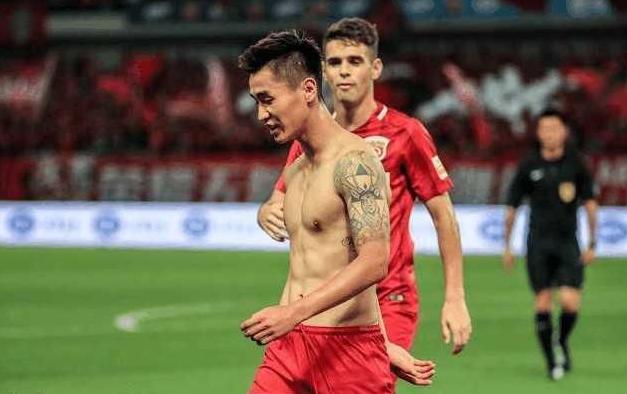 50米奔袭吓怕了！国足这名95年小将让乌兹教练宁可犯规也要拉下水