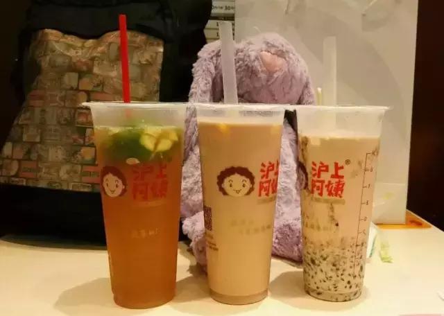 广州奶茶店被挤爆,奶茶店被挤爆