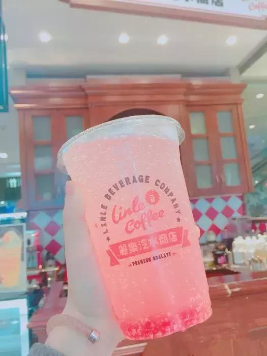 广州奶茶店被挤爆,奶茶店被挤爆