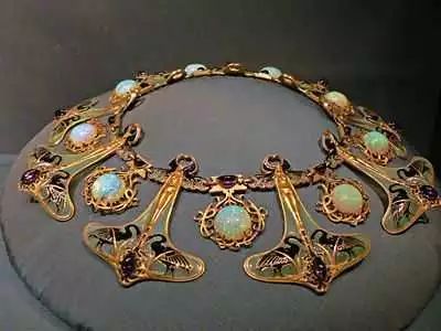 看完这5类珠宝设计，抛弃「猪精」，做维纳斯女孩吧