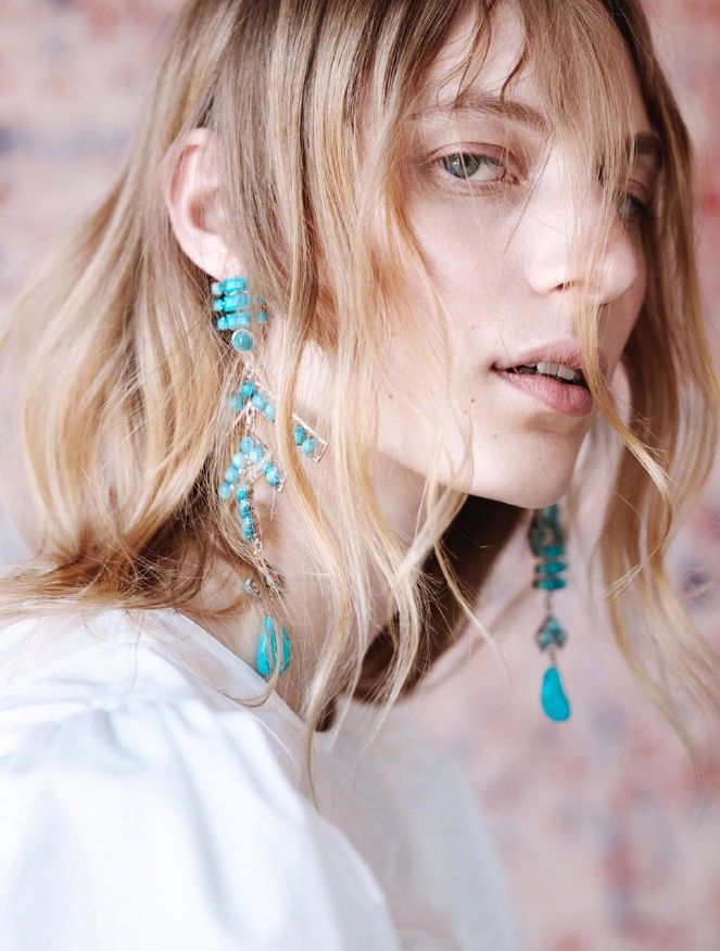 CK曝早春大片,耳环和裙装是亮点,衬衫丑只有超模能穿了