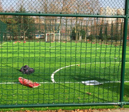 7人制足球场围网定制,5人制足球场围栏网厂家报价