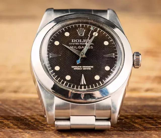 香港富豪花2亿买栋楼一年收租4亿,香港富豪花9800万买7吨重翡翠原石