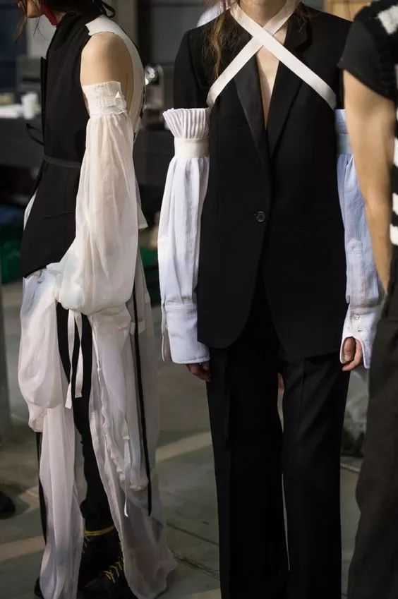 让人嫌弃的“奶奶袖套”火了,看何穗王子文碧昂斯如何袖你一脸!