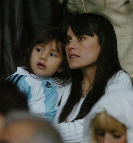 都是足坛浪子,小罗留下一段段传奇!他,留下一滩滩唾弃!