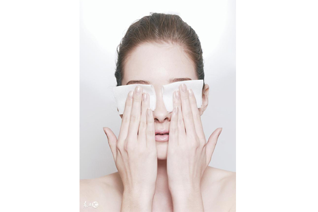 熬夜上眼皮肿了怎么办才能消肿,熬夜眼睛肿了怎么快速消肿上眼皮