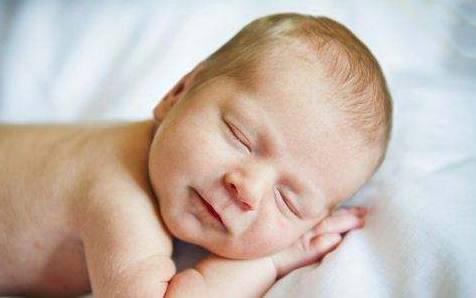 新生儿2个月睡觉容易惊醒,防止新生儿惊醒小妙招