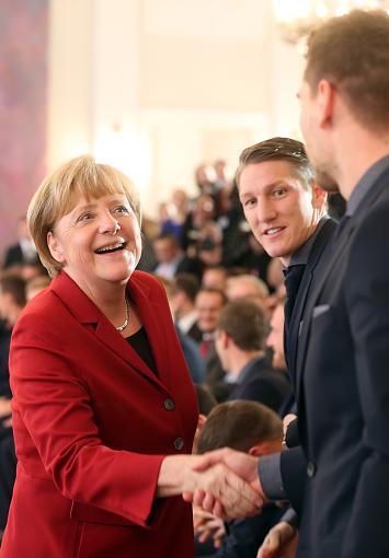 德国老默是真爱足球还是花*男美**?看各国政要主队进球的反应