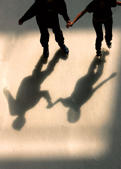 怎样牵女孩子的手最自然,教你一招牵到女孩的手