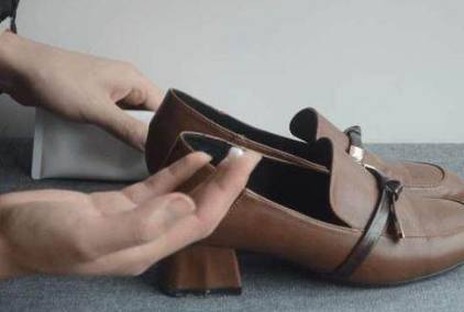 鞋子的两侧挤脚最有效最快的办法,如何让鞋子不挤脚小妙招