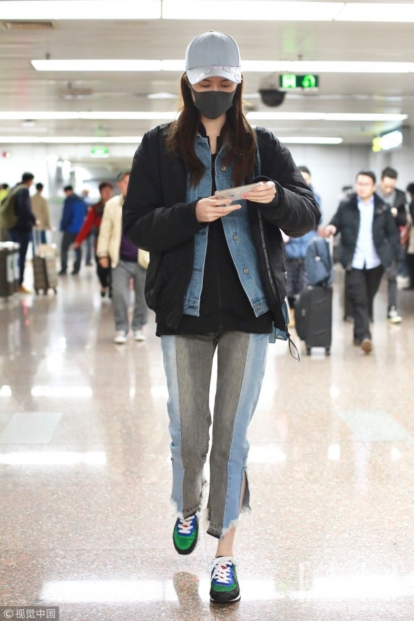 冬天加厚黑色牛仔裤,女生冬天穿黑色牛仔裤配过膝靴