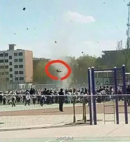 龙卷风把人吹飞的小朋友,龙卷风把老师卷上天