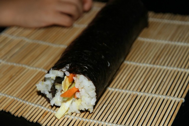 家里自己做紫菜包饭,给老妈做个她最爱吃的紫菜包饭