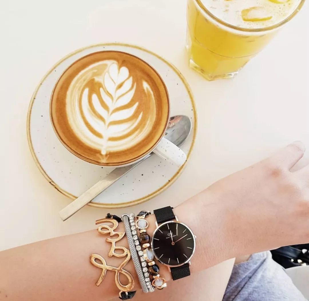 手表该怎么搭配金属表带好看 (老款手表戴出时尚)