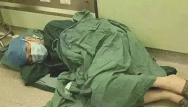 痛惜27岁医生猝死,急诊医生一夜接诊38人后猝死