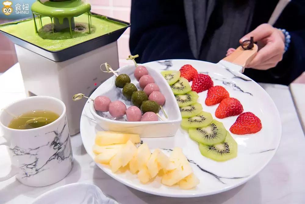 别等下课了,现在就带你去吃抹茶火锅