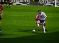 19岁的梅西给足坛带来的震撼,梅西的高光时刻人缝1v3无解过人